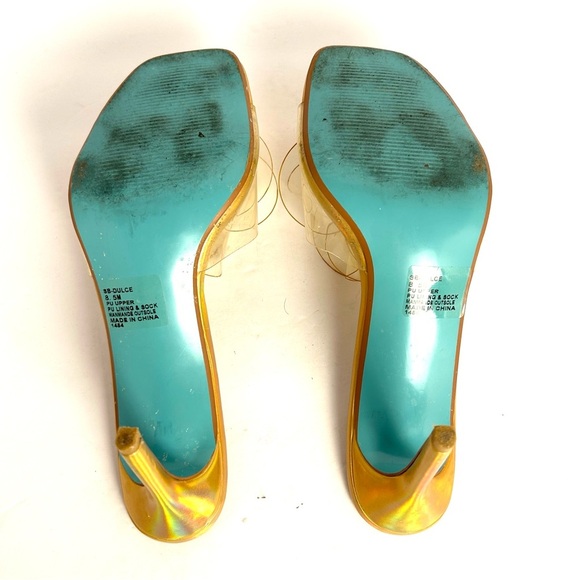 Blue by Betsey Johnson Dulce Lucite Heels Iridescent Gold Flower Petals Sz 8.5 M - Picture 7 of 13